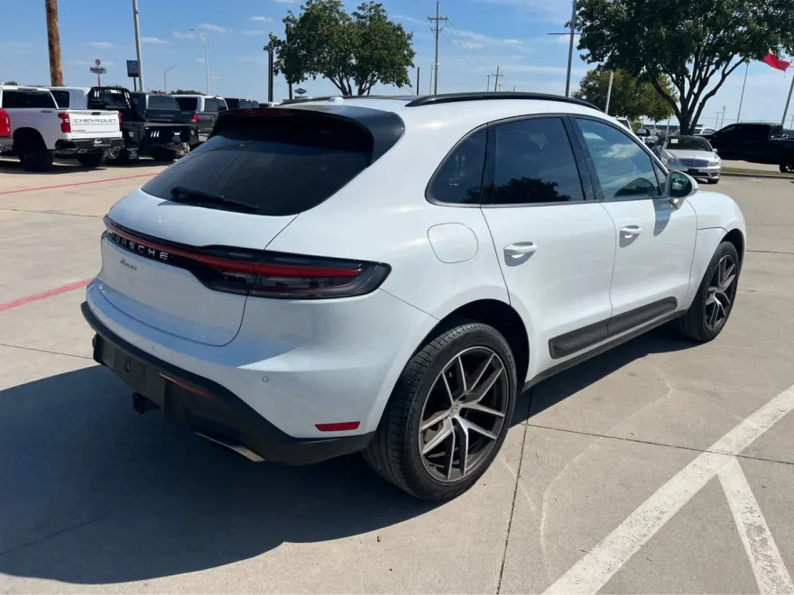 2023 Porsche Macan T photo 1