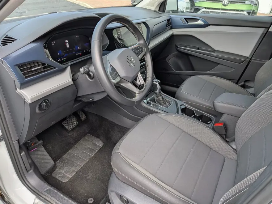 2024 Volkswagen Taos SE photo 1