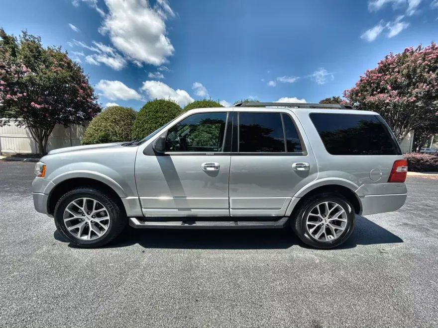 2017 Ford Expedition XLT photo 1