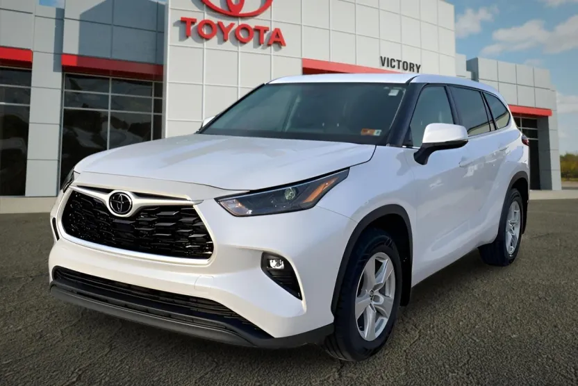 2023 Toyota Highlander LE photo 1