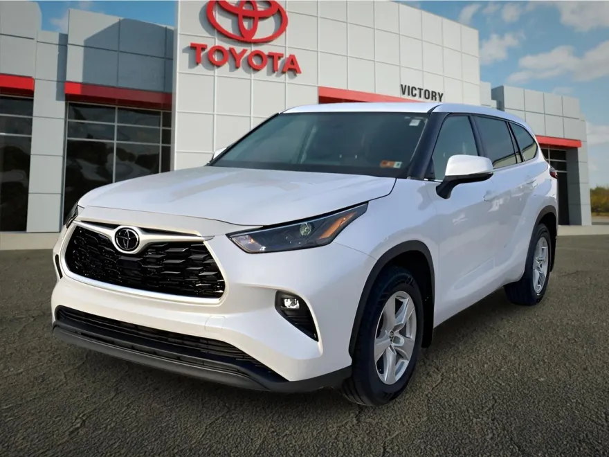 2023 Toyota Highlander LE photo 1