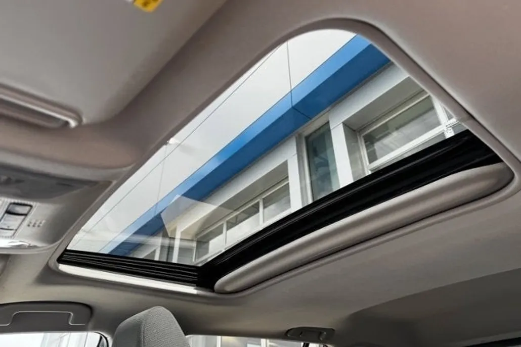 2020 Toyota RAV4 Hybrid XLE photo 1