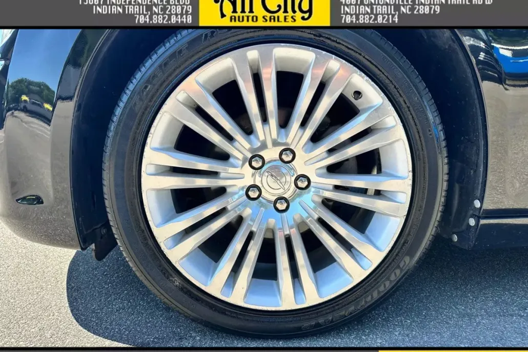 2012 Chrysler 300 Limited photo 1