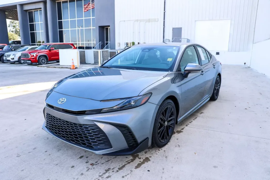 2025 Toyota Camry SE photo 1