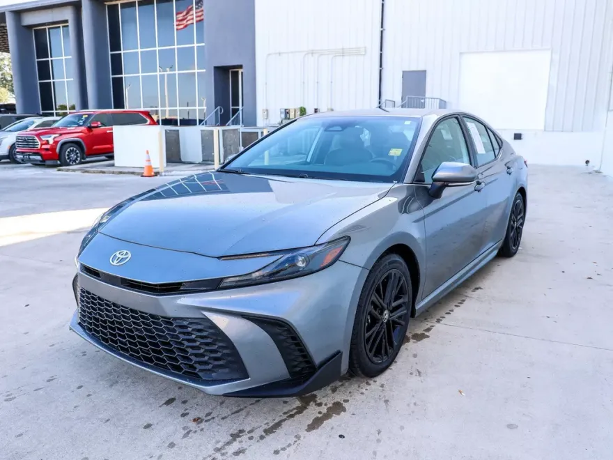 2025 Toyota Camry SE photo 1
