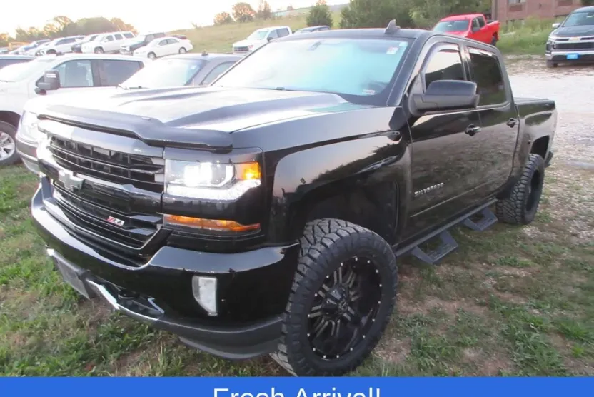 2017 Chevrolet Silverado 1500 LT photo 1