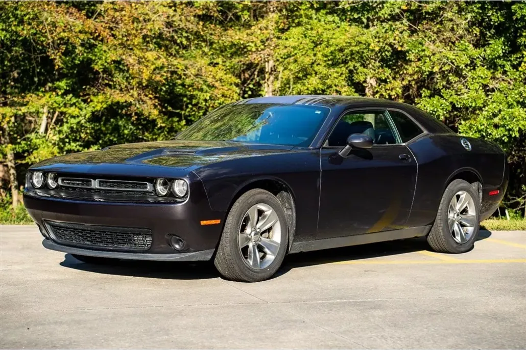 2016 Dodge Challenger SXT photo 1