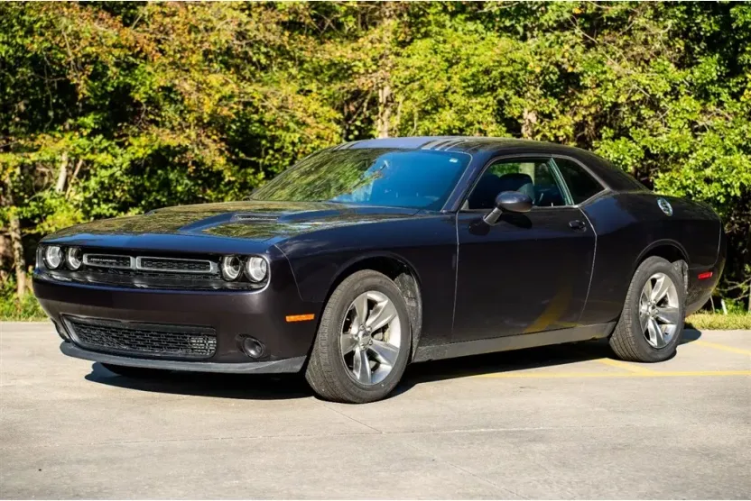 2016 Dodge Challenger SXT photo 1