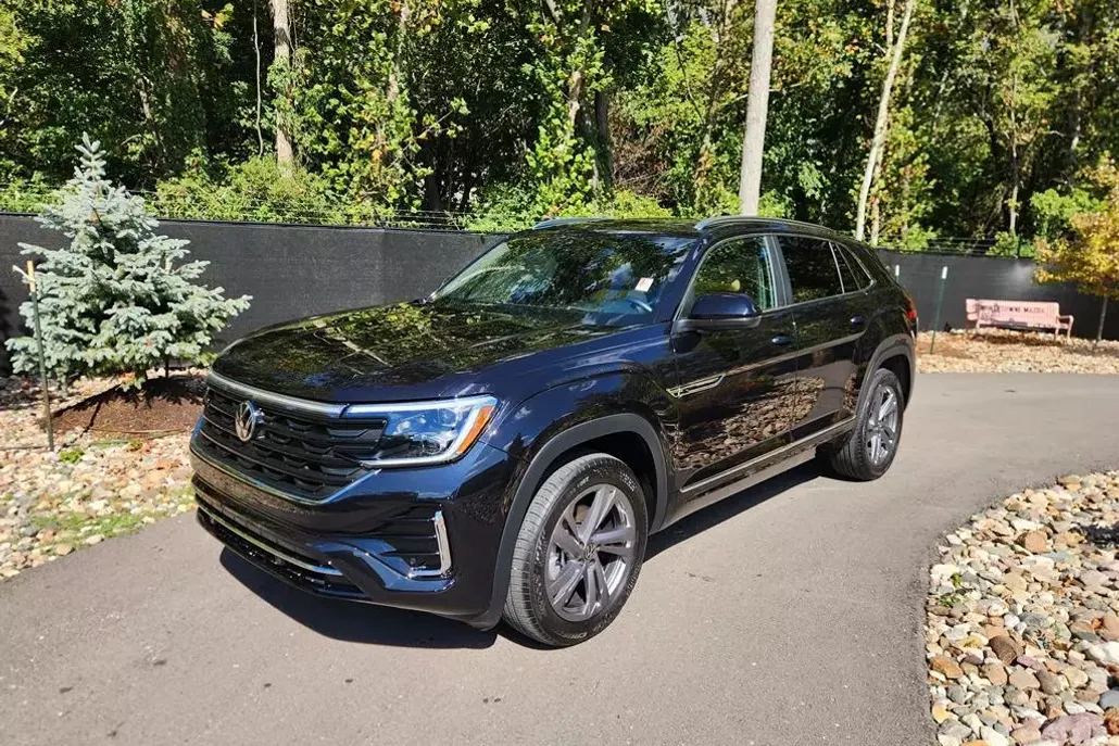 2024 Volkswagen Atlas Cross Sport SEL R-Line photo 1