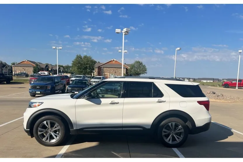 2020 Ford Explorer Platinum photo 1