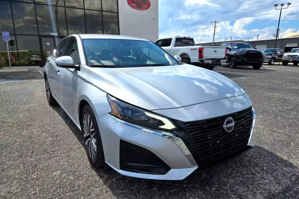 2023 Nissan Altima 2.5 SV photo 1