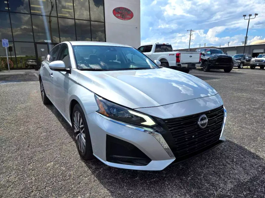 2023 Nissan Altima 2.5 SV photo 1
