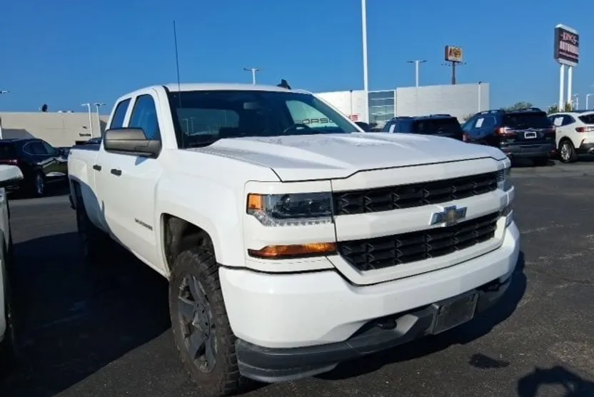 2018 Chevrolet Silverado 1500 Custom photo 1
