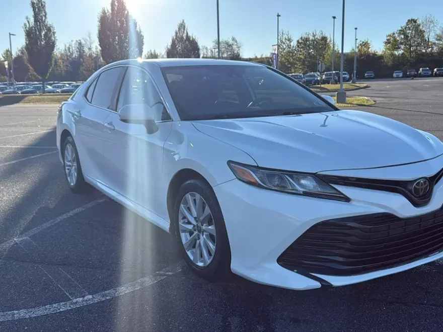 2020 Toyota Camry LE photo 1