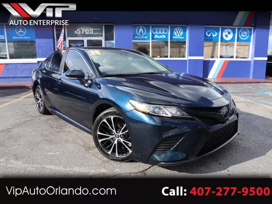 2018 Toyota Camry XLE photo 1