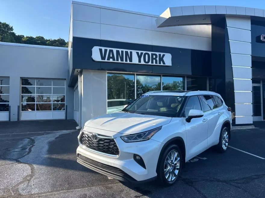 2022 Toyota Highlander Limited photo 1