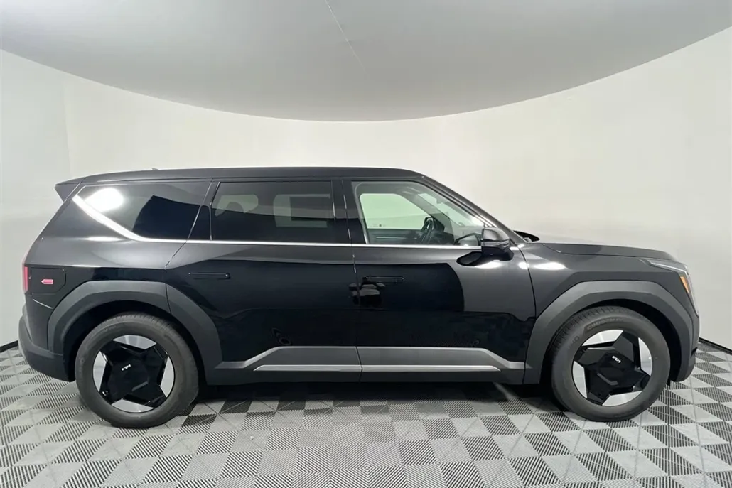 2026 Kia EV9 Light Long Range photo 1
