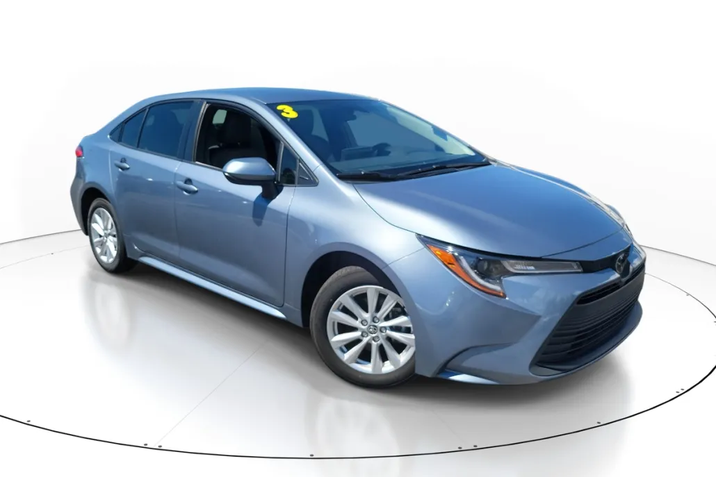 2023 Toyota Corolla LE photo 1