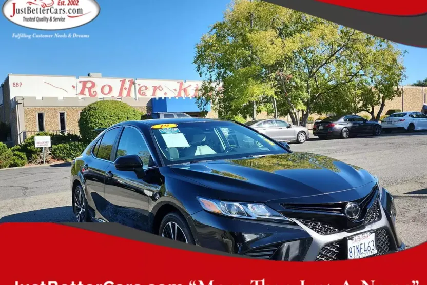 2019 Toyota Camry SE photo 1