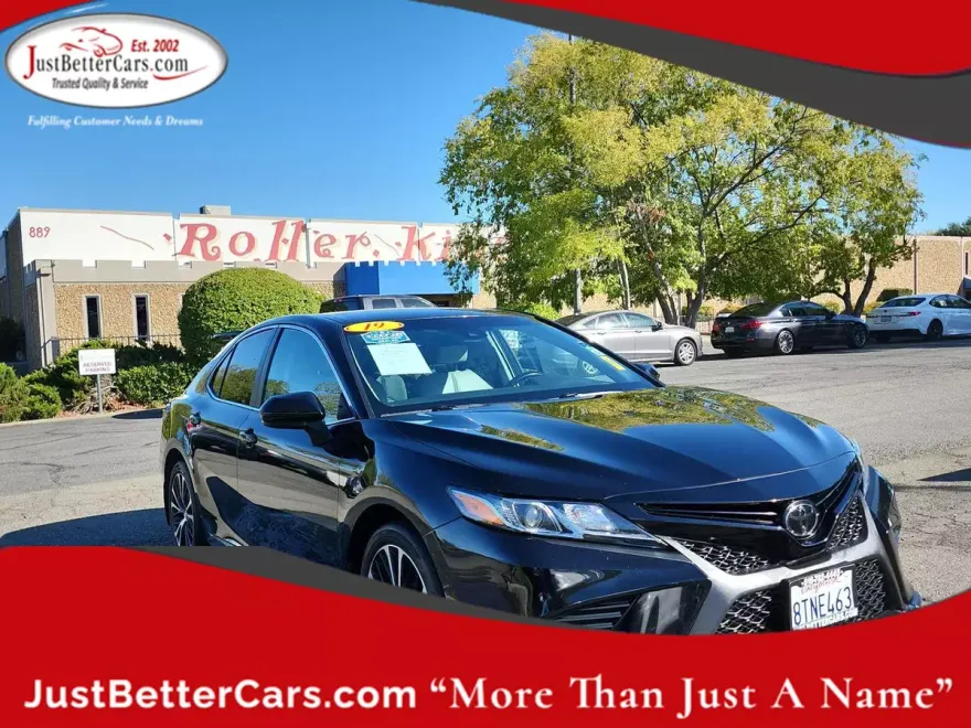 2019 Toyota Camry SE photo 1