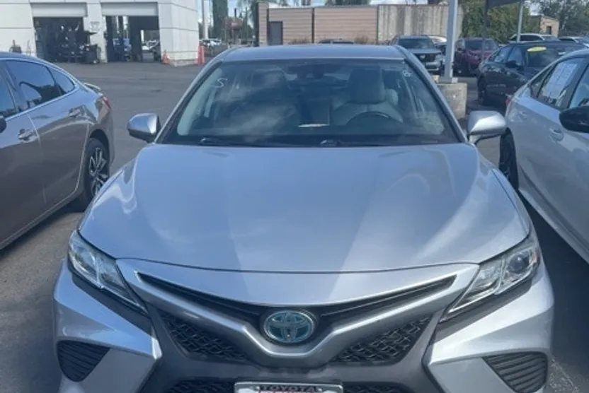 2019 Toyota Camry Hybrid SE photo 1