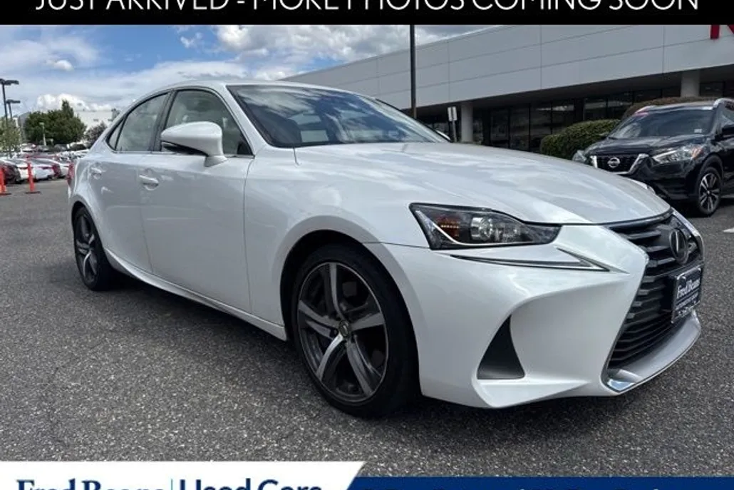 2017 Lexus IS 300 photo 1