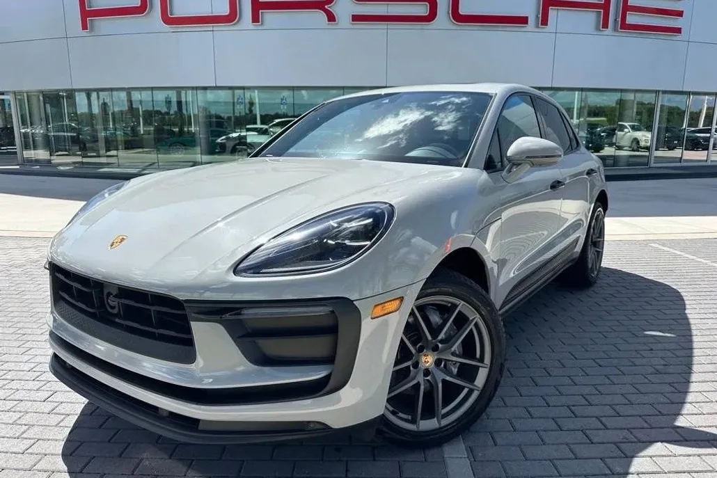 2023 Porsche Macan T photo 1