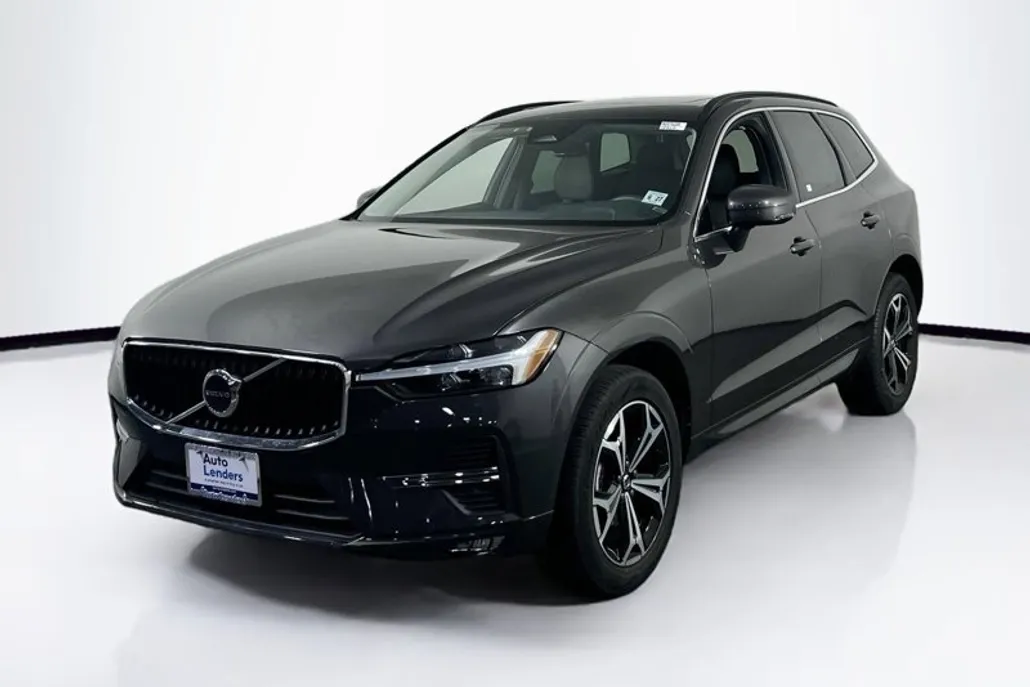2022 Volvo XC60 Momentum photo 1