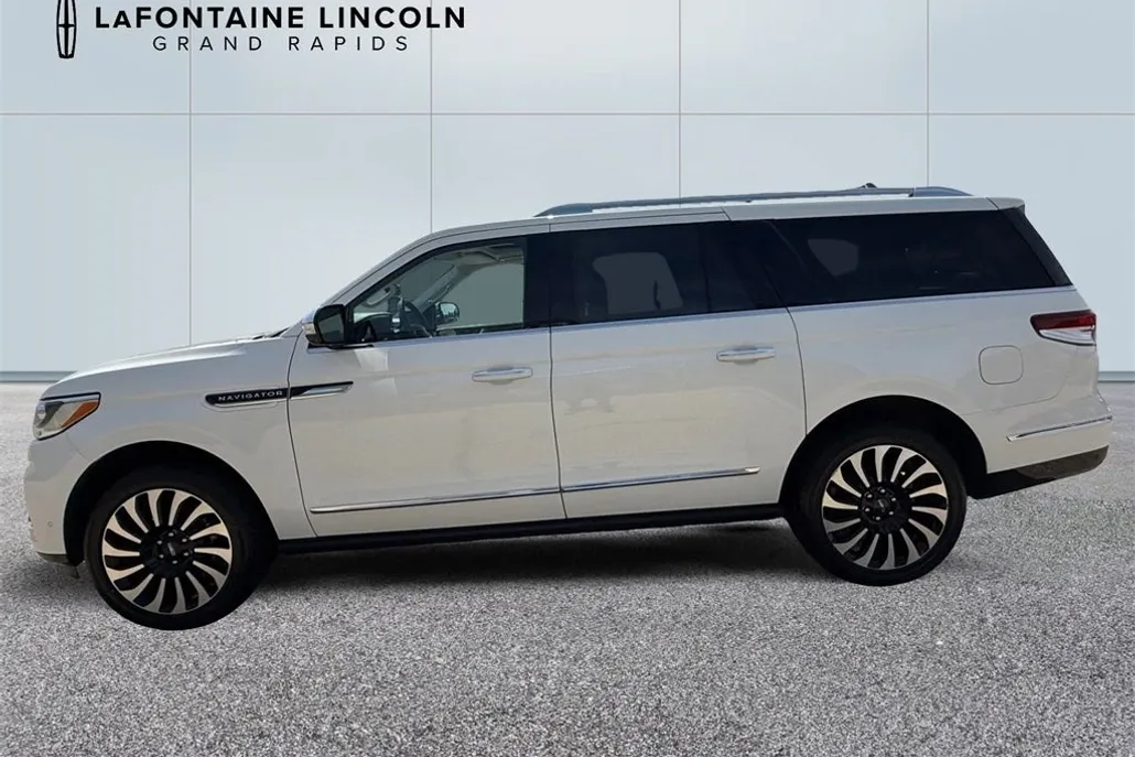 2023 Lincoln Navigator Black Label photo 1