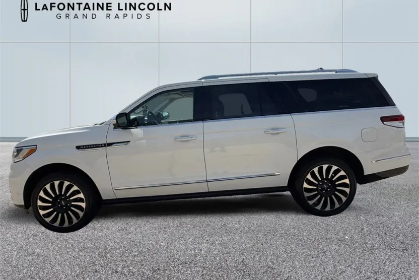 2023 Lincoln Navigator Black Label photo 1
