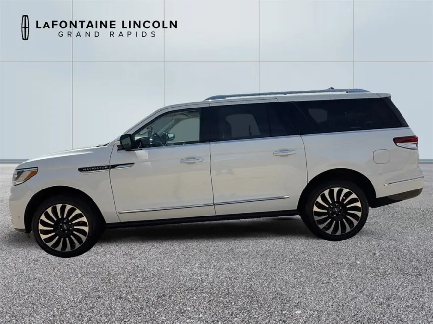 2023 Lincoln Navigator Black Label photo 1
