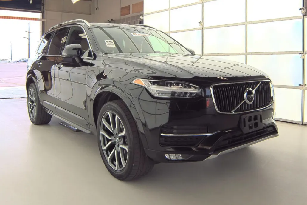 2017 Volvo XC90 T6 AWD Momentum photo 1