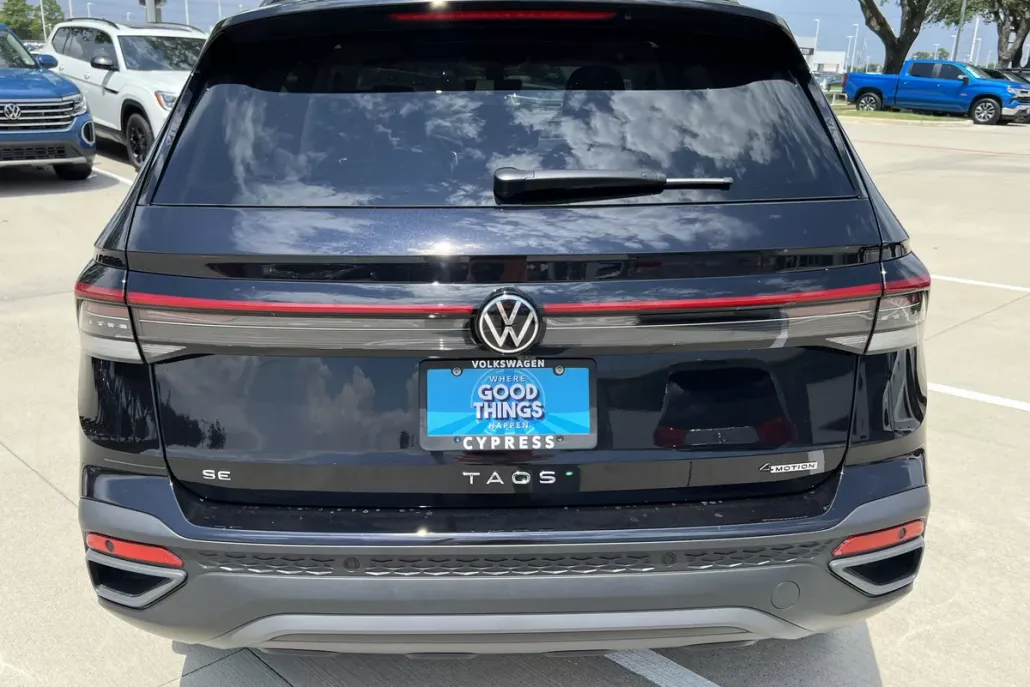 2025 Volkswagen Taos SE photo 1