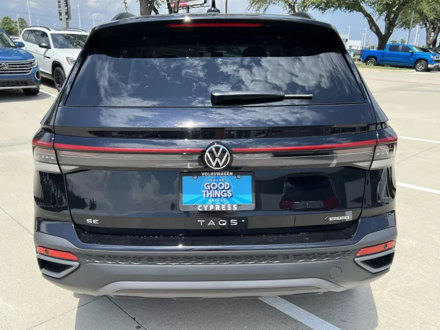 2025 Volkswagen Taos SE photo 1