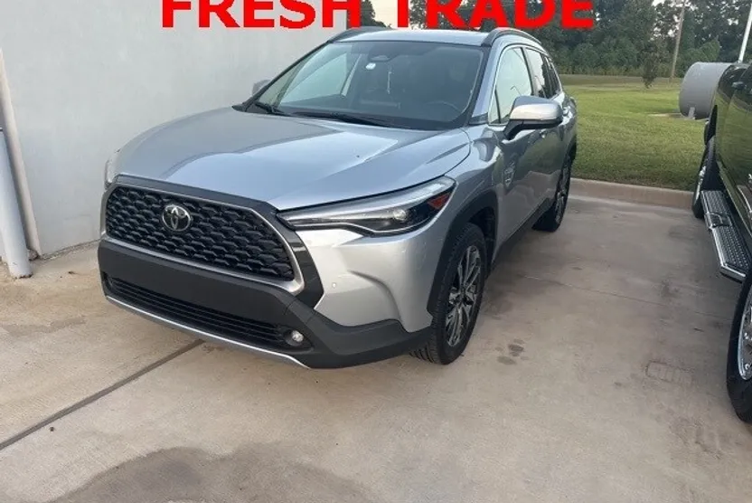 2023 Toyota Corolla Cross XLE photo 1
