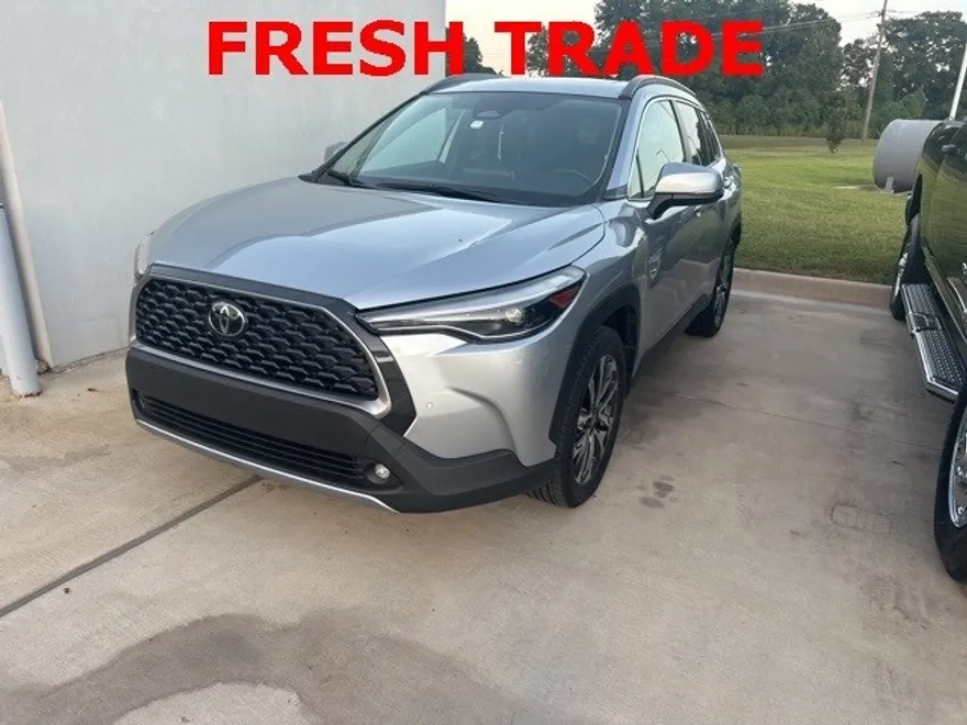 2023 Toyota Corolla Cross XLE photo 1