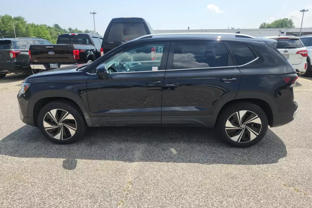 2025 Volkswagen Taos SE photo 1