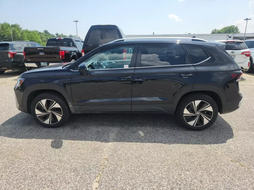 2025 Volkswagen Taos SE photo 1