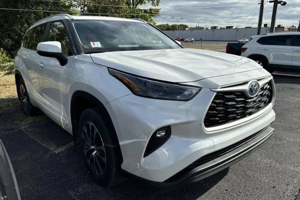 2023 Toyota Highlander XLE Hybrid photo 1