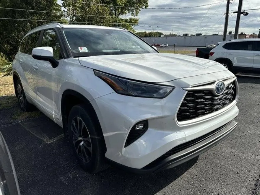 2023 Toyota Highlander XLE Hybrid photo 1