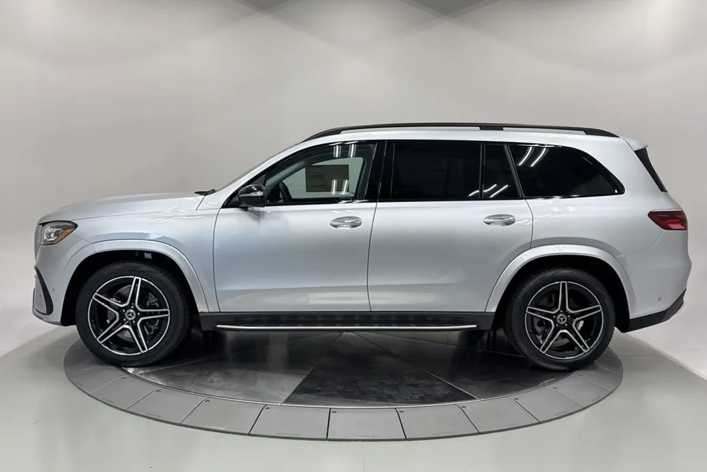 2026 Mercedes Benz GLS 450 4MATIC photo 1