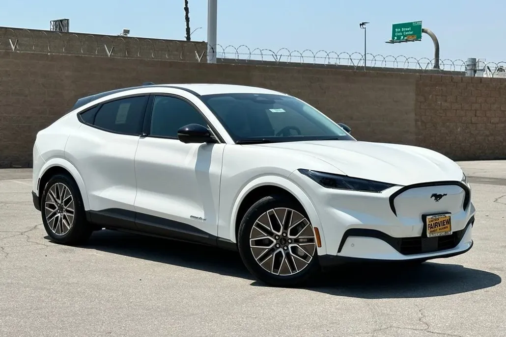 2025 Ford Mustang Mach-E Premium photo 1
