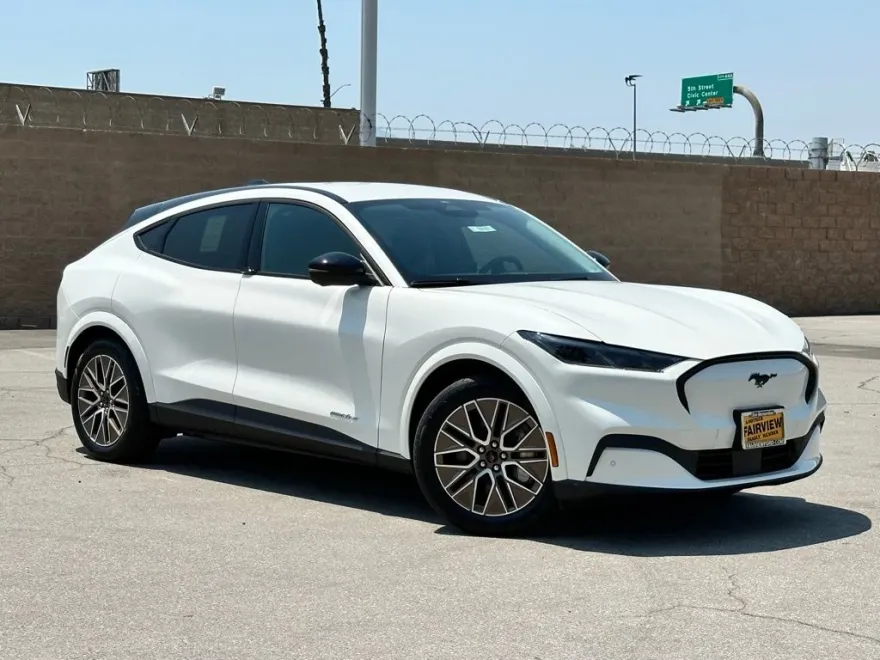 2025 Ford Mustang Mach-E Premium photo 1