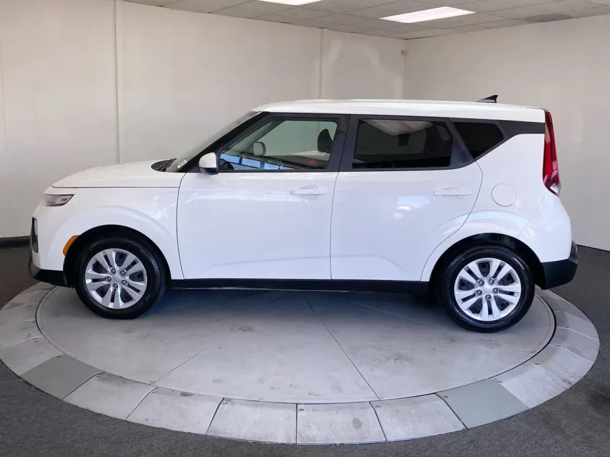 2022 Kia Soul LX photo 1