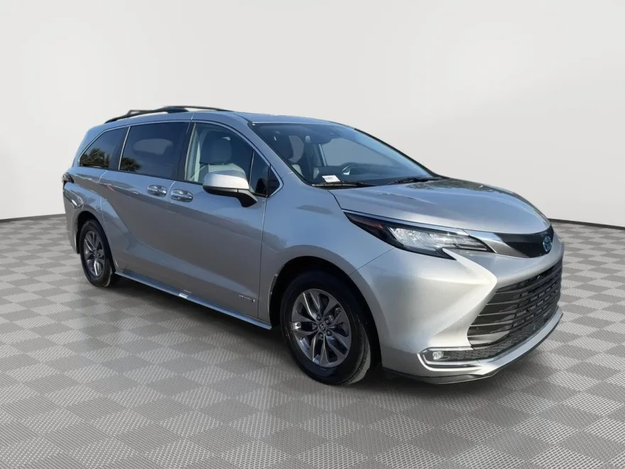 2021 Toyota Sienna XLE photo 1