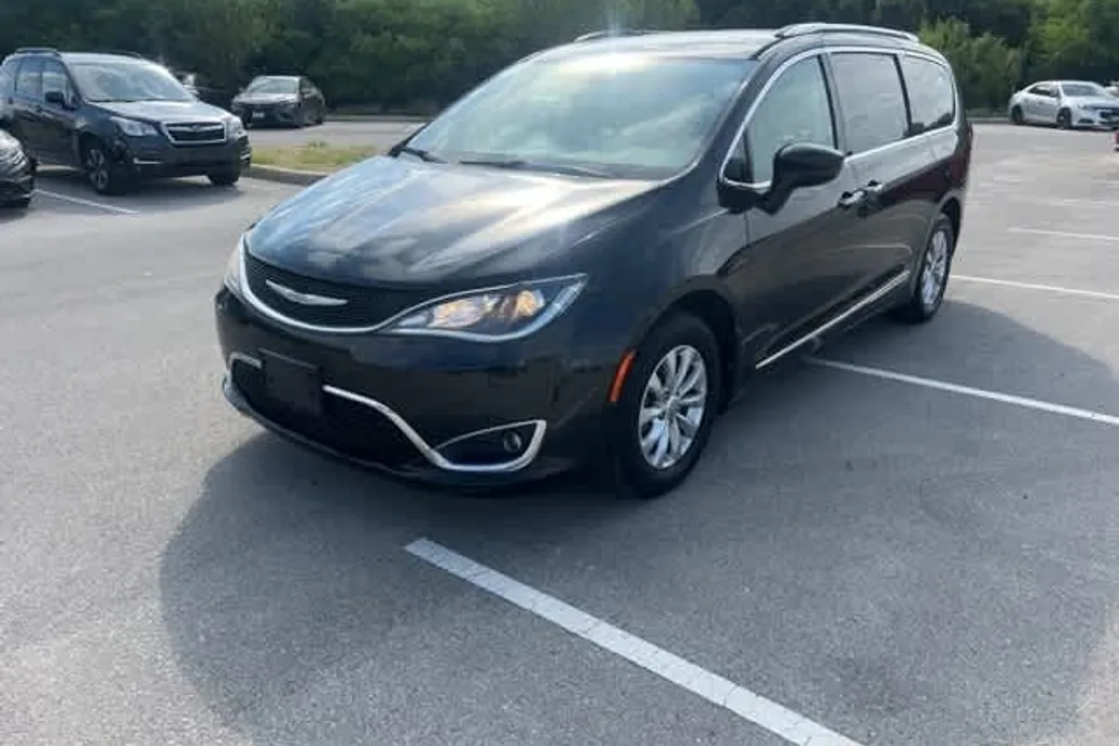 2018 Chrysler Pacifica Touring L photo 1