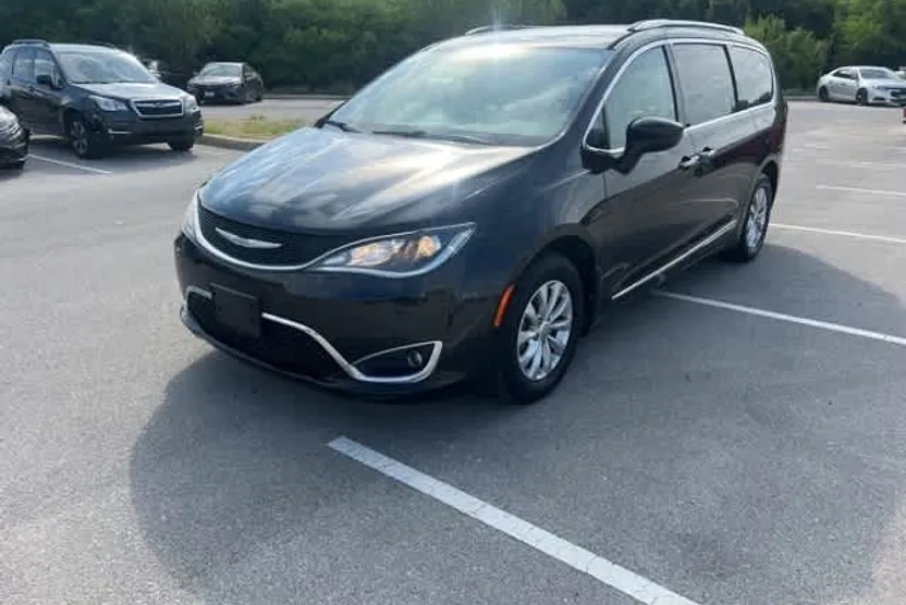 2018 Chrysler Pacifica Touring L photo 1