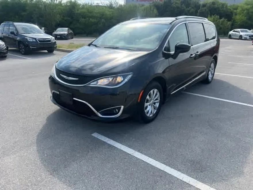 2018 Chrysler Pacifica Touring L photo 1