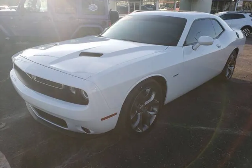 2016 Dodge Challenger R/T Plus photo 1