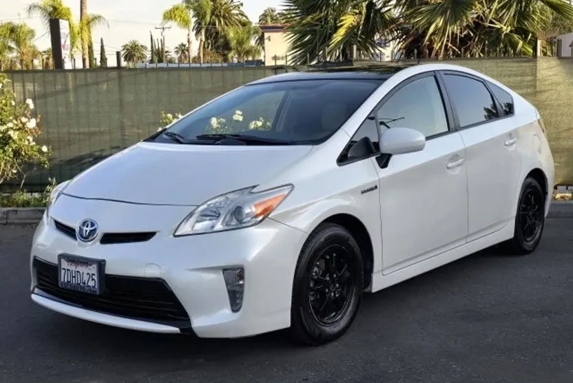 2014 Toyota Prius Three photo 1